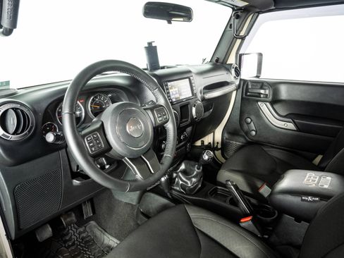 Used 2018 Jeep Wrangler Unlimited Sport w/ Connectivity Group AWD/4WD image 4