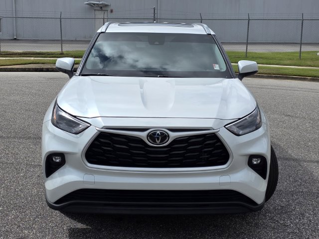 Used 2025 Toyota Highlander XLE FWD image 2