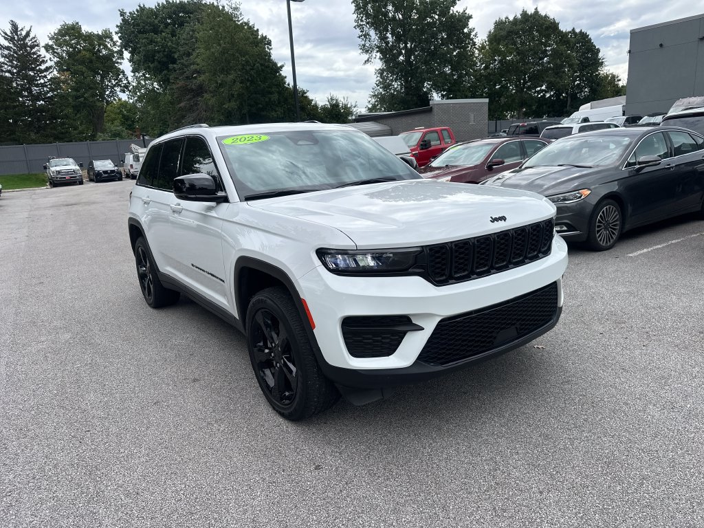 Used 2023 Jeep Grand Cherokee Altitude AWD/4WD image 4