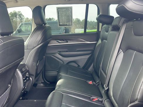 Used 2023 Jeep Grand Cherokee Limited w/ Black Appearance Package image 25