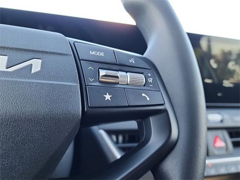 New 2025 Kia K4 LXS image 23