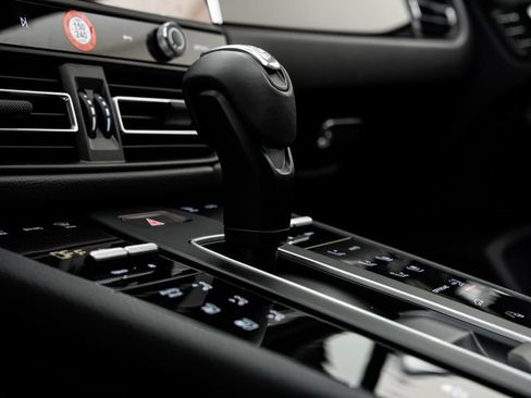 Certified 2026 Porsche Macan AWD/4WD image 24