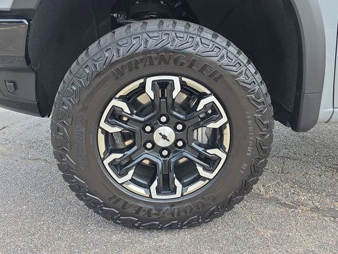 Used 2024 Chevrolet Silverado 1500 ZR2 AWD/4WD image 9