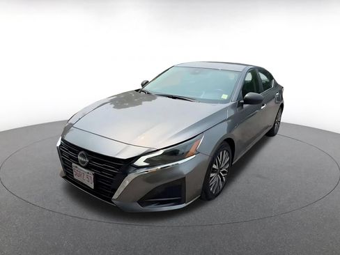 Used 2025 Nissan Altima 2.5 SV FWD image 5