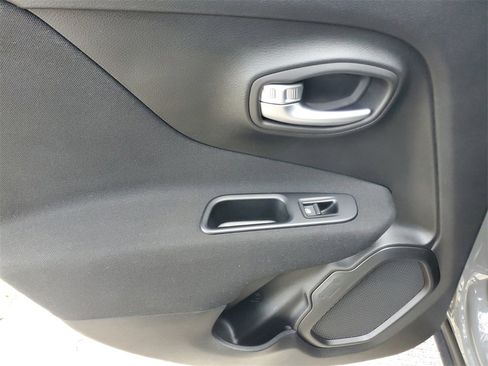 Used 2019 Jeep Renegade Latitude image 11