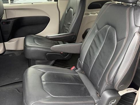 Used 2017 Chrysler Pacifica Touring-L FWD image 21