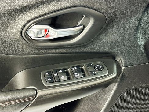 Used 2020 Jeep Cherokee Trailhawk w/ Comfort/Convenience Group image 27