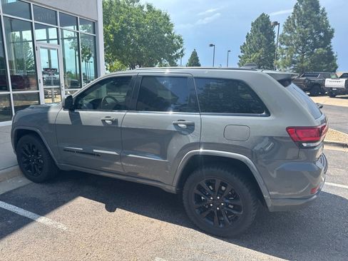 Used 2022 Jeep Grand Cherokee Laredo X AWD/4WD image 2