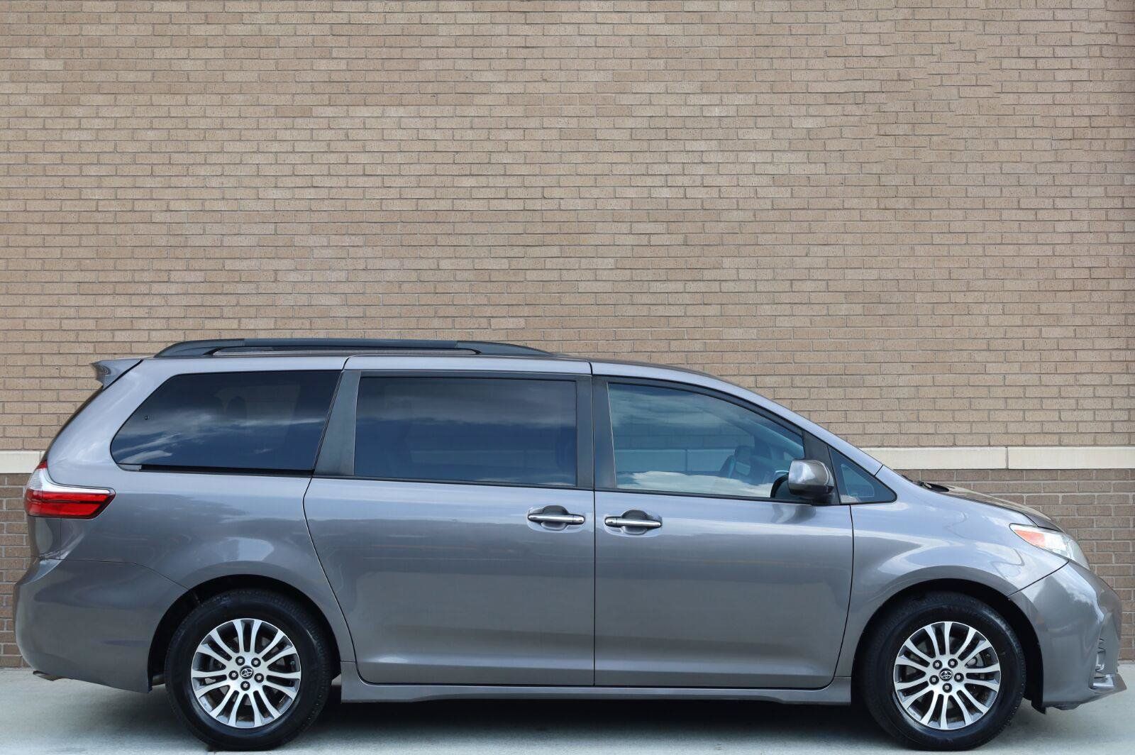 Used 2019 Toyota Sienna XLE Premium FWD image 3