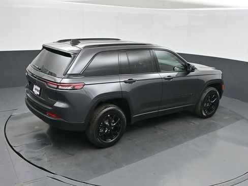 New 2025 Jeep Grand Cherokee Altitude image 31