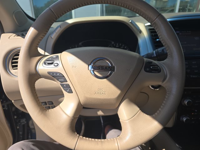 Used 2015 Nissan Pathfinder Platinum FWD image 16