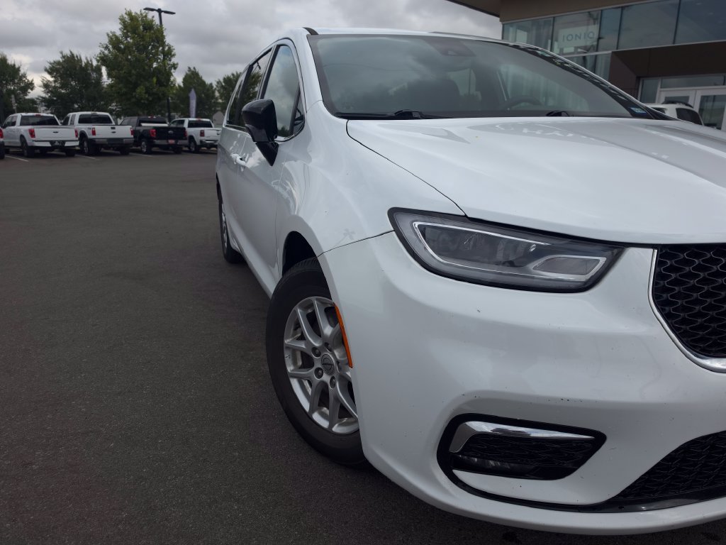 Used 2024 Chrysler Pacifica Touring FWD image 2