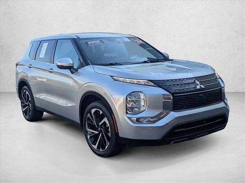 Used 2024 Mitsubishi Outlander SE image 3