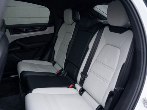 Certified 2025 Porsche Cayenne Coupe image 18