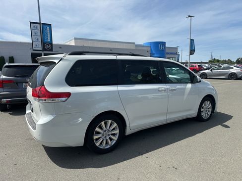 Used 2014 Toyota Sienna Limited w/ Limited Premium Package image 3