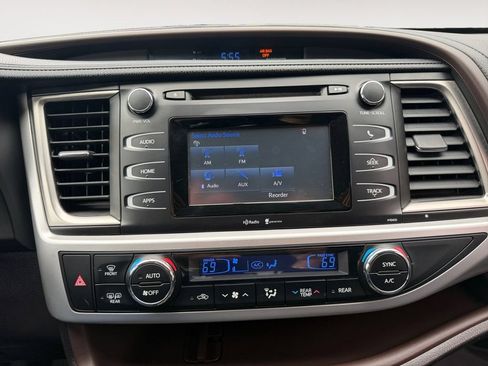 Used 2015 Toyota Highlander LE FWD image 15
