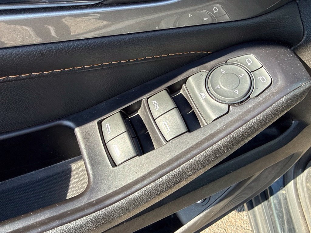Used 2020 Chevrolet Traverse LT FWD image 21