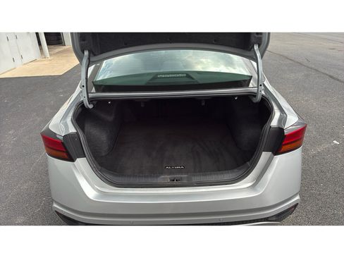 Used 2024 Nissan Altima 2.5 SV FWD image 9
