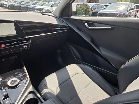 Used 2023 Kia Niro EX w/ EX Cold Weather Package FWD image 16