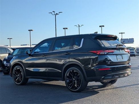 Used 2023 Mitsubishi Outlander SE Black Edition image 6