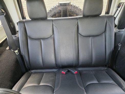 Used 2017 Jeep Wrangler Rubicon w/ Power Convenience Group AWD/4WD image 17