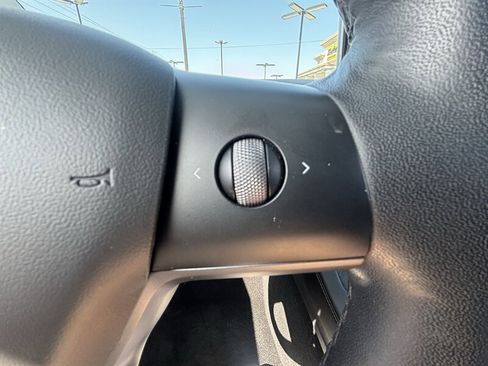 Used 2022 Tesla Model Y Long Range AWD/4WD image 22
