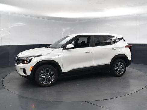 Used 2024 Kia Seltos LX AWD/4WD image 2