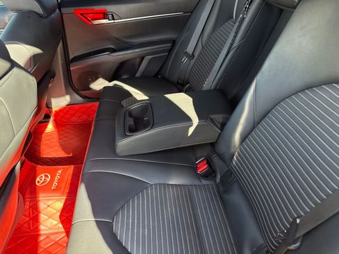 Used 2019 Toyota Camry SE w/ Carpet Mat Package FWD image 17
