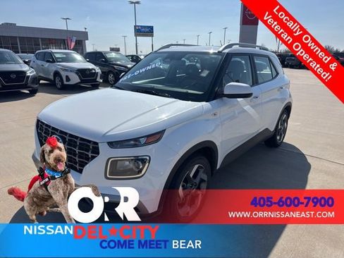 Used 2025 Hyundai Venue SEL FWD image 1