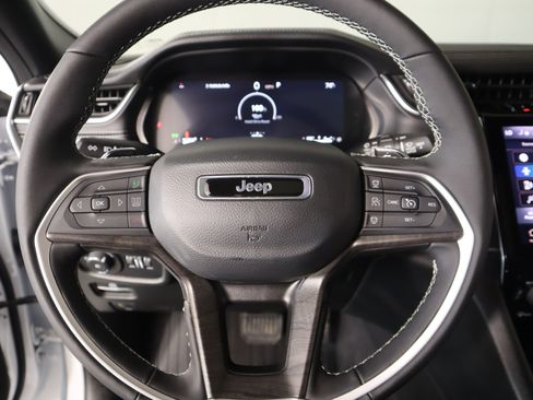 Used 2025 Jeep Grand Cherokee L Limited image 3