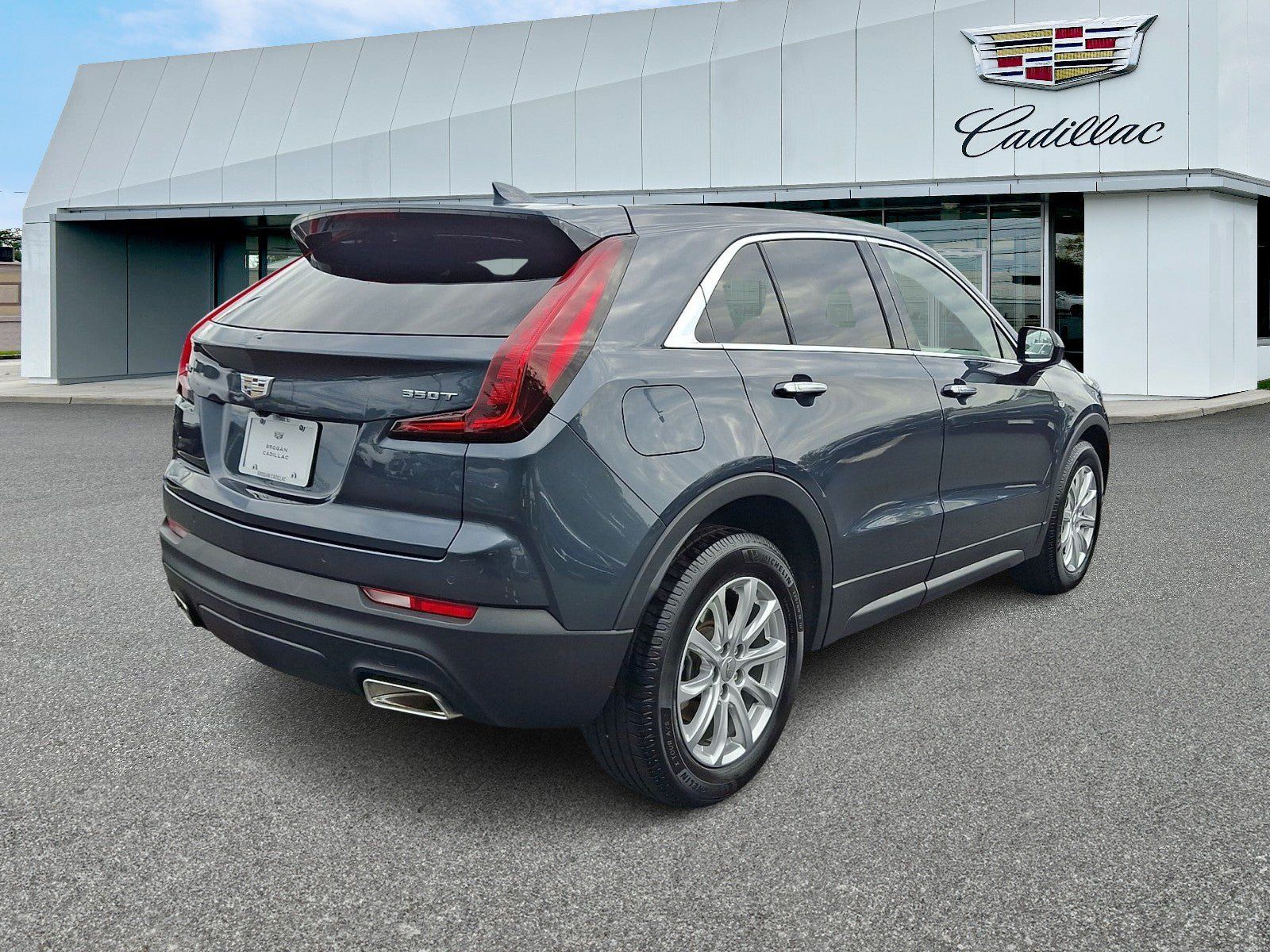 Used 2021 Cadillac XT4 Luxury w/ Cold Weather Package FWD image 6