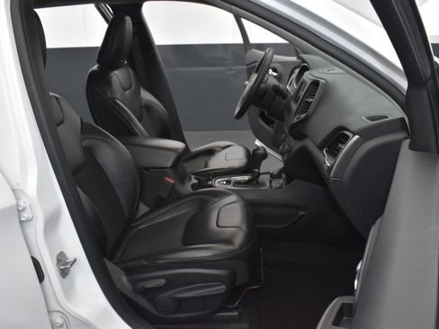 Used 2020 Jeep Cherokee Latitude Plus image 25