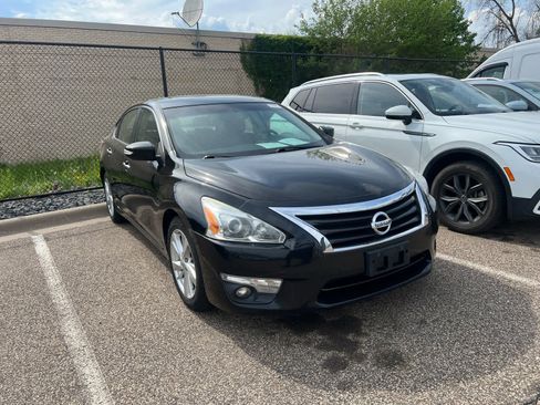 Used 2013 Nissan Altima 2.5 SL w/ Technology Pkg FWD image 2