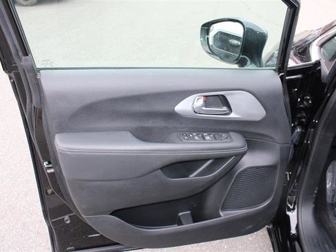 Used 2024 Chrysler Pacifica Touring image 12