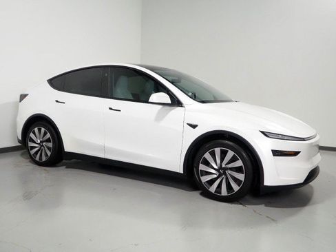 Used 2026 Tesla Model Y Long Range AWD/4WD image 1