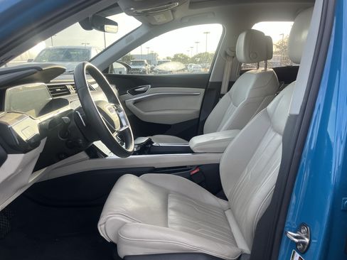 Used 2019 Audi e-tron Prestige w/ Prestige Package AWD/4WD image 29