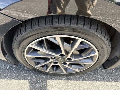 Used 2020 Hyundai Elantra Limited image 12