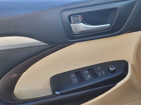 Used 2017 Toyota Highlander XLE image 30