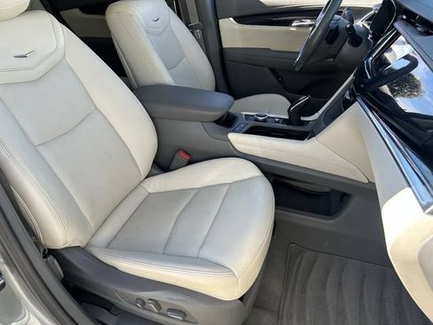 Used 2023 Cadillac XT6 Premium Luxury w/ Technology Package FWD image 12