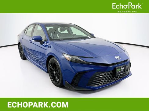 Used 2025 Toyota Camry SE FWD image 1