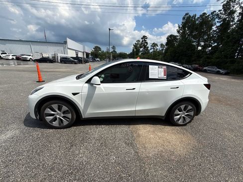 Used 2022 Tesla Model Y Long Range AWD/4WD image 5