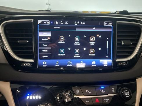 Used 2024 Chrysler Pacifica Touring-L FWD image 26