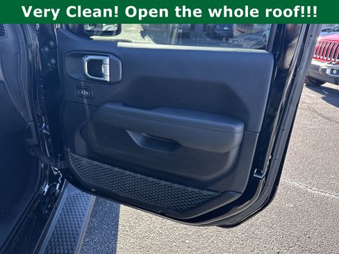 Used 2023 Jeep Wrangler Unlimited Sahara image 16