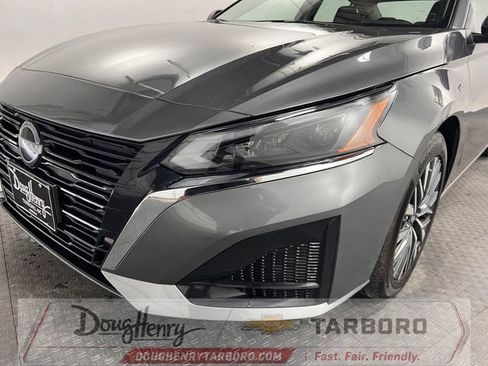 Used 2025 Nissan Altima 2.5 SV FWD image 12