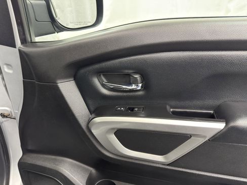 Used 2017 Nissan Titan SV image 35