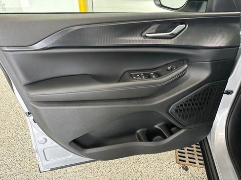 New 2025 Jeep Grand Cherokee Laredo w/ Luxury Tech Group I image 3