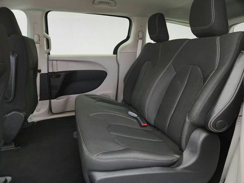 Used 2020 Chrysler Voyager L FWD image 21
