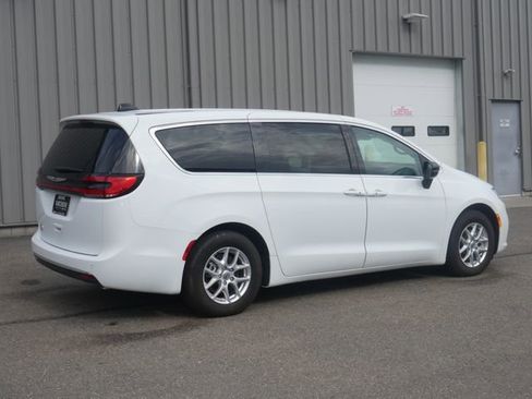 Used 2024 Chrysler Pacifica Touring-L FWD image 11