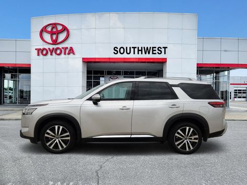 Used 2025 Nissan Pathfinder Platinum AWD/4WD image 3