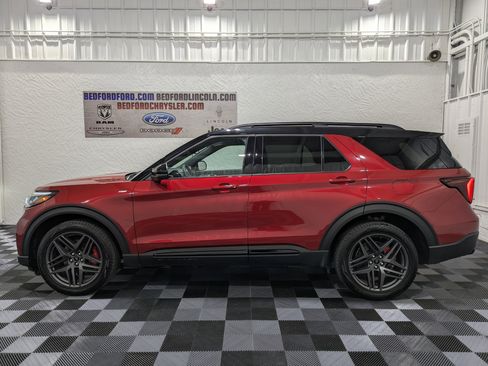 Used 2025 Ford Explorer ST-Line w/ Premium Package image 2